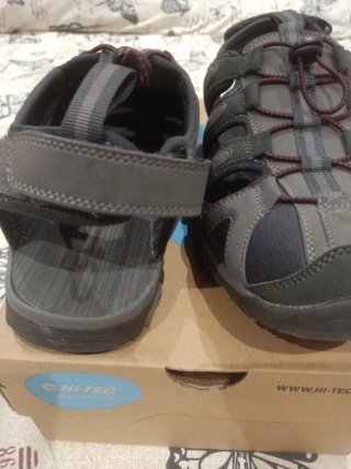 Chanclas Hi-Tec grises y rojas