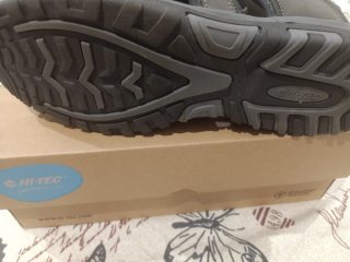 Chanclas Hi-Tec grises y rojas
