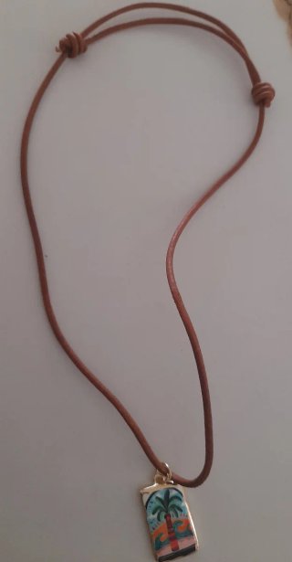 Collar de piel con palmeras