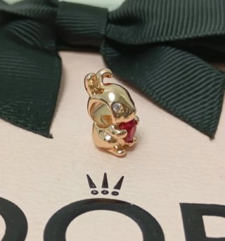 Charm Conejito Corazón Rojo y Dorado