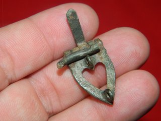 Hebilla ibero romana partida en forma de corazon,