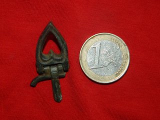 Hebilla ibero romana partida en forma de corazon,