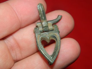 Hebilla ibero romana partida en forma de corazon,