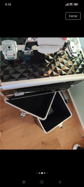 Maletín profesional negro y plateado