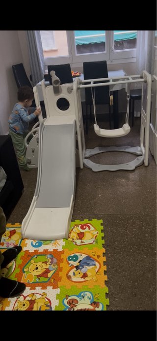 Parque infantil columpio y tobogán