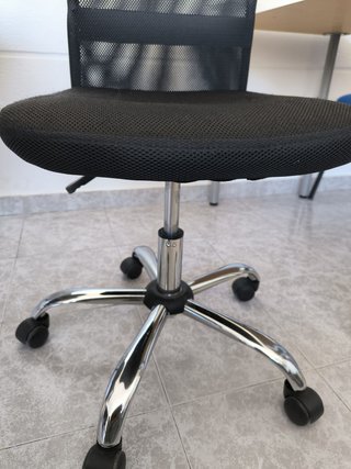 Silla de oficina negra con ruedas
