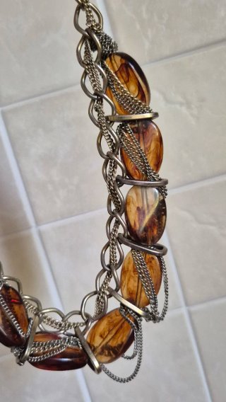 Collana con pietre color ambra e oro