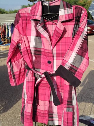 Blazer tipo gabardina cuadros rosa,negros y blanco
