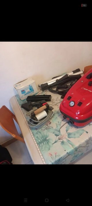 Vaporeta roja con accesorios