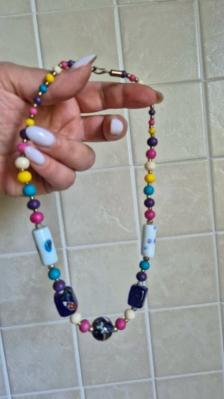 Collana colorata perline e ciondoli