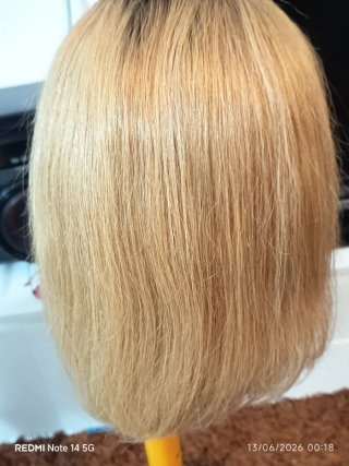 Peluca rubia oscura