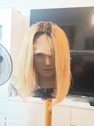 Peluca rubia oscura