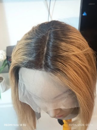 Peluca rubia oscura