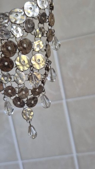 Collana con pendenti in metallo e cristallo