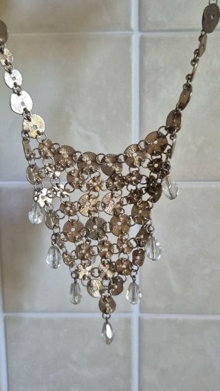 Collana con pendenti in metallo e cristallo