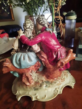 Figura de porcelana pareja romántica