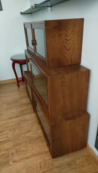 Mueble vitrina antigua de madera 3 pisos