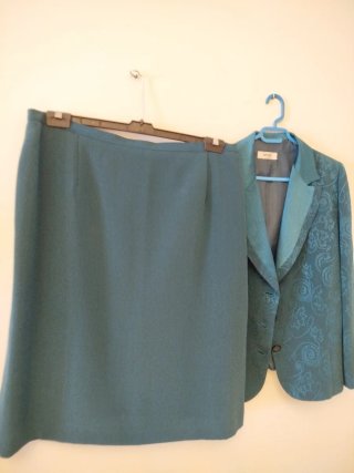 Traje elegante verde azulado