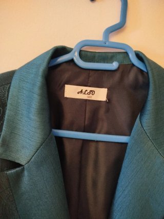 Traje elegante verde azulado