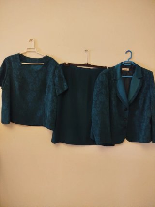 Traje elegante verde azulado