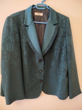 Traje elegante verde azulado