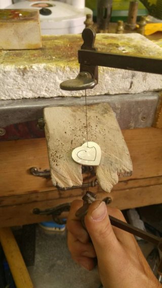 Busco empleo de orfebrería,trabajando a mano