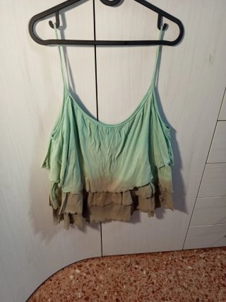 Top Mango verde con volantes