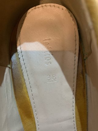 Zapatos de tacón mostaza