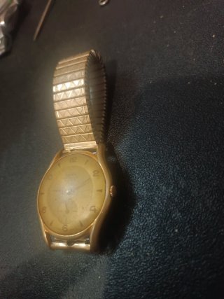 Reloj Titan Automático Dorado
