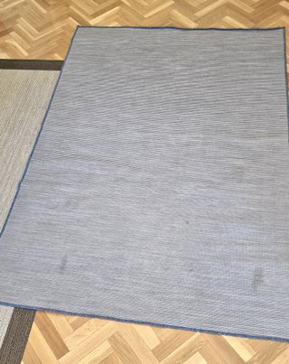 Alfombra IKEA rayas azul y beige