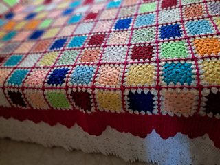 Colcha tejida a mano multicolor