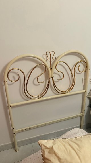 Cabecero de cama metálico beige y dorado