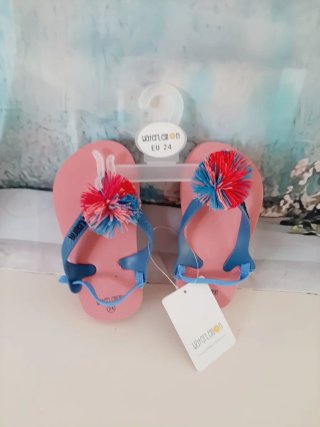 Chanclas rosas con pompones talla 24