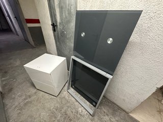 Escritorio cristal ahumado y cajonera blanca