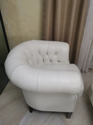 Poltrona Chesterfield in pelle bianca
