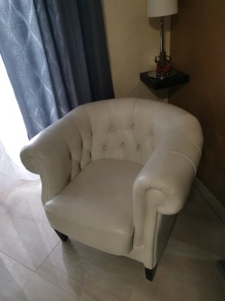 Poltrona Chesterfield in pelle bianca