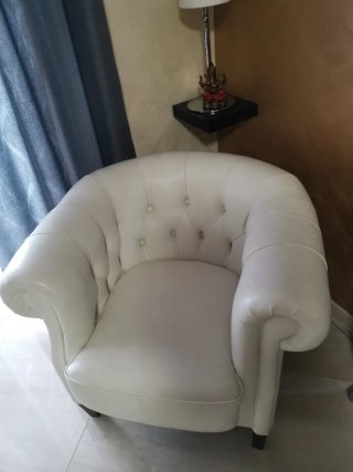 Poltrona Chesterfield in pelle bianca