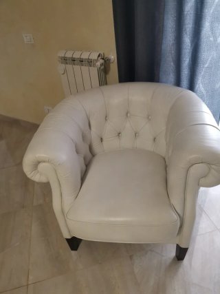 Poltrona Chesterfield in pelle bianca