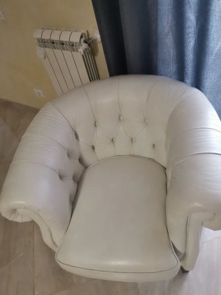 Poltrona Chesterfield in pelle bianca