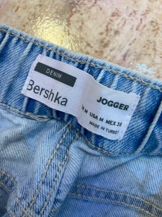 Pantalones vaqueros rotos con estampados
