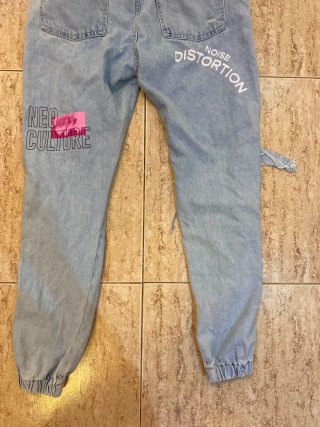 Pantalones vaqueros rotos con estampados