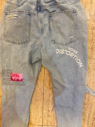 Pantalones vaqueros rotos con estampados