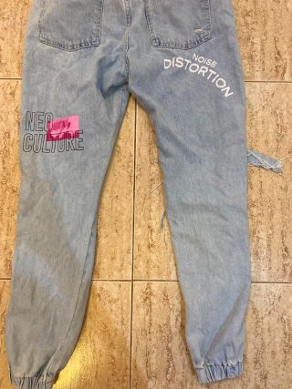 Pantalones vaqueros rotos con estampados
