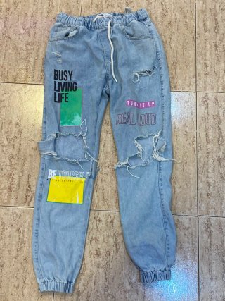 Pantalones vaqueros rotos con estampados