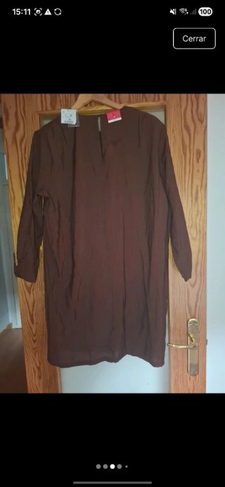 Vestido marrón manga larga.Da mucha talla.