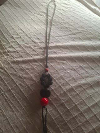 Collar artesanal con cuentas negras y rojas