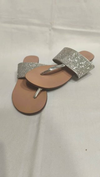 Sandalias planas plateadas con pedrería