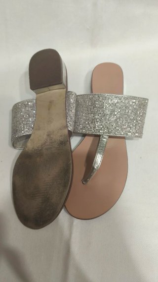 Sandalias planas plateadas con pedrería