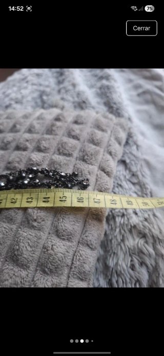 Collar largo negro con circonitas.