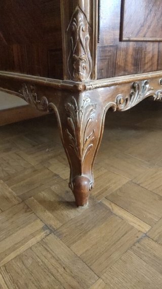 Armario antiguo de roble con detalles dorados